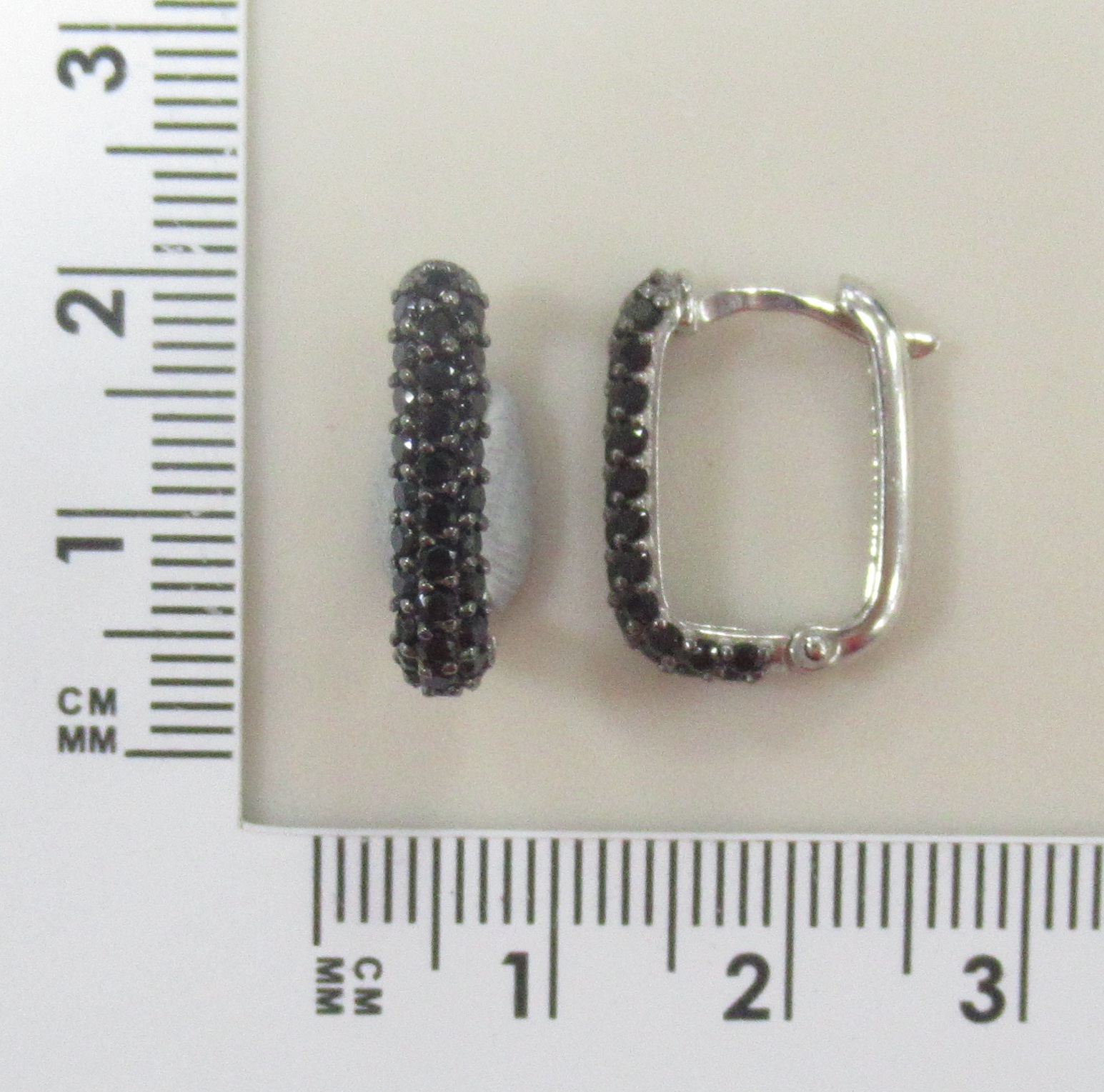 Серебряные серьги со шпинелью